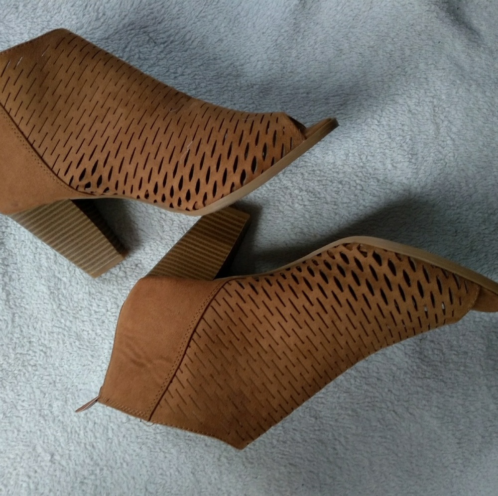 Size 9.5 tan peep toe chuncky heels